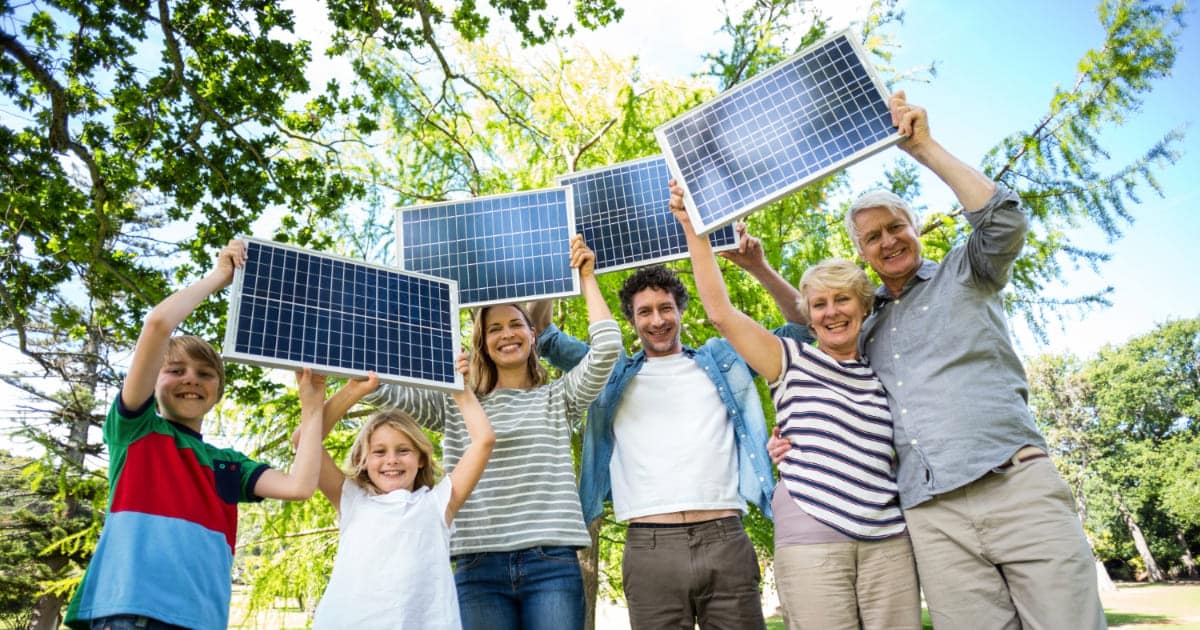 Famille heureuse avec panneaux solaires